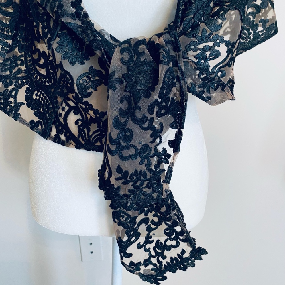 Beautiful Laced Shawl - Picture 4 of 8